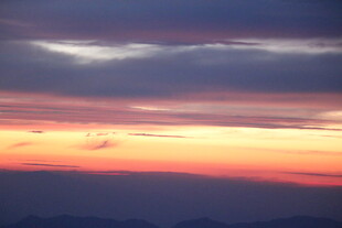 壮丽晚霞映照连绵山脉