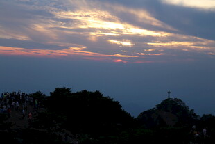 日落时分的山峦美景