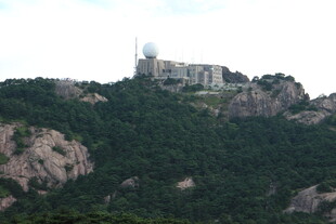 山顶建筑隐于葱郁山林