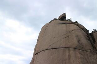 山顶众人俯瞰壮丽景色