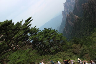 山间美景 游人漫步赏风光