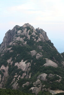 巍峨嶙峋的壮观山峰