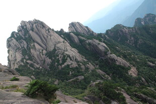 巍峨壮观的岩石山峰