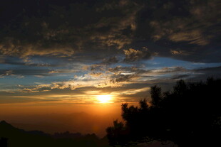 日落时分的壮丽天空景观