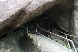 山间岩石下的阶梯通道