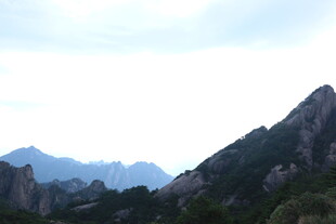 巍峨山峦 尽显自然之美