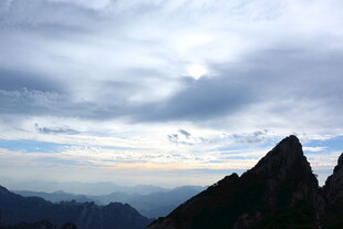 山峦云海间的壮丽景致