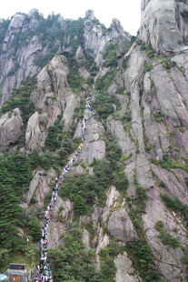 黄山陡峭山壁上的登山人群