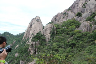 游客赏奇峰美景