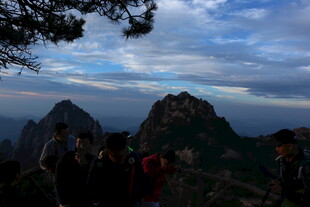 黄山美景 山峦云海与游人