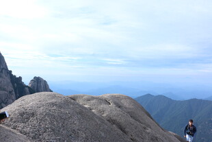 山顶风光 游客驻足赏景