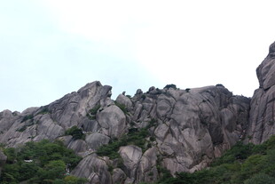 巍峨壮观的嶙峋山峰