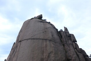 雄伟岩石顶端的神秘景象