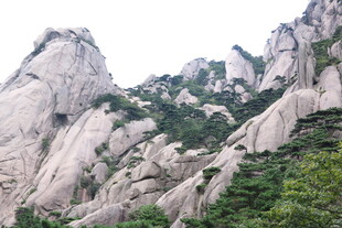 巍峨石山 绿意点缀