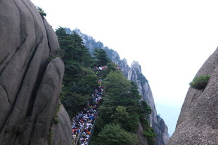 黄山陡峭山路上的游客队伍