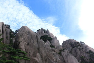 巍峨山峰与蓝天白云美景