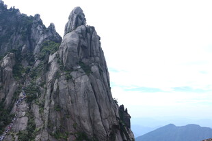 巍峨奇峰屹立天地间