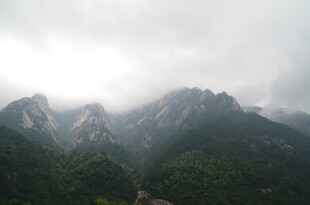 云雾缭绕的壮美山峦