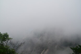 山间云雾缭绕的朦胧景致