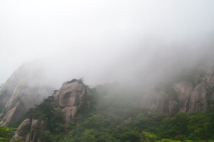 云雾缭绕的壮美山峦