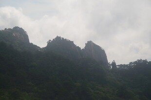 云雾缭绕的壮丽山峰