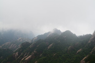 云雾缭绕的壮美山峦