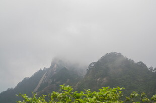 云雾缭绕的巍峨山峰