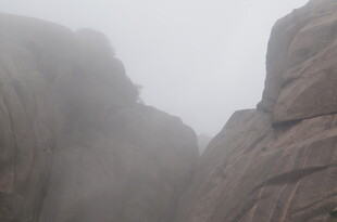 雾中嶙峋山石