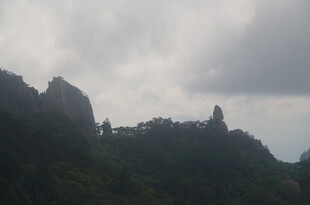 云雾缭绕的山峦景致