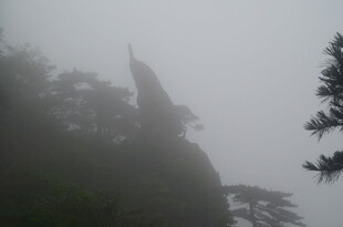 云雾缭绕中的峻峭山峰