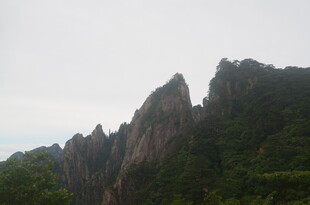 峻峭山峰绿意环绕