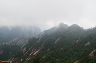 云雾缭绕的壮美山峦