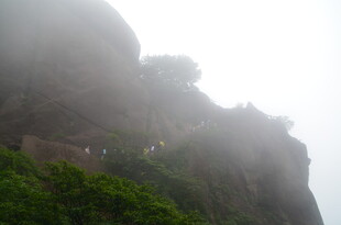 云雾缭绕的险峻山峰