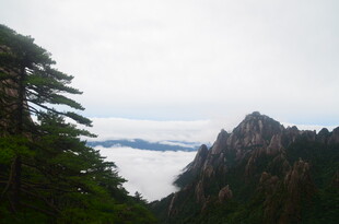 黄山云海中的巍峨山峰