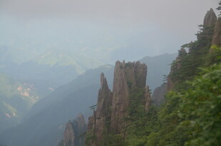 奇峰耸立的壮美山景
