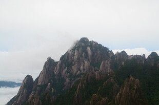 巍峨山峰云雾缭绕