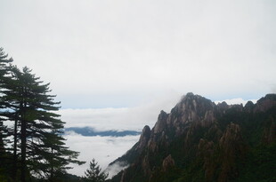 云雾缭绕的壮丽山峰景观