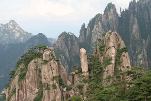 壮丽奇崛的山峰景观