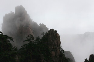 云雾缭绕的峻峭山峰