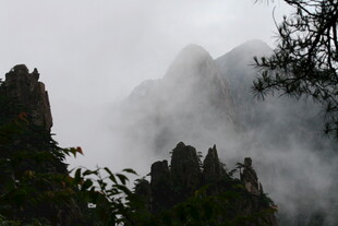 云雾缭绕的奇峰异石