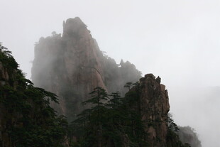 云雾缭绕的巍峨山峰