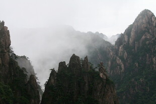 云雾缭绕的壮丽山峰