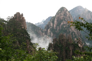 壮丽山景 云雾缭绕间