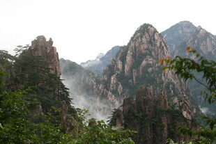 云雾缭绕的壮美山峰