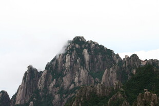 巍峨山峰云雾缭绕