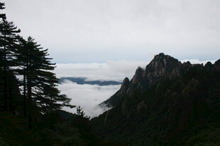 云雾缭绕的壮美山峦景色