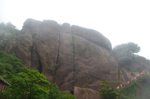 雨中雄伟嶙峋的奇特山石