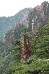 奇峰林立的秀丽山景