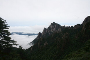 云雾缭绕的壮美山峦