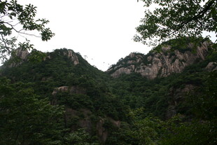 青山绿树间的秀丽山景